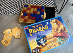 Das Pharao Junior Familienspiel beinhaltet einfache Spielregeln, die klar und verständlich für Kinder ab 5 Jahre sind.
