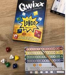 Qwixx longo ist viel mehr als ein einfaches Würfelspiel. Es ist ein Spiel mit Suchtfaktor. Qwixx longo ist dabei etwas anspruchsvoller als Qwixx, weil aufgrund der Glückszahlen mehr Aufmerksamkeit im gesamten Spielverlauf erforderlich ist.