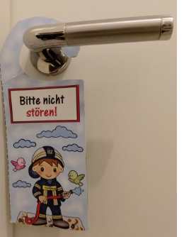 „Das AUSSCHNEIDE Bastelbuch BEI DER FEUERWEHR“ ist vor Allem für Jungs ansprechend und bietet vielseitigen Bastel- und Spielspaß.